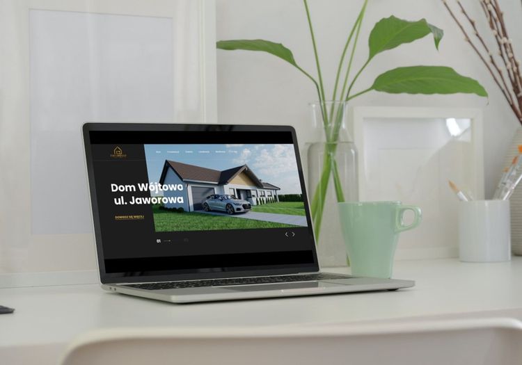 Strona dewelopera z Olsztyna wyświetlona na laptopie – wizualizacja 3D domu