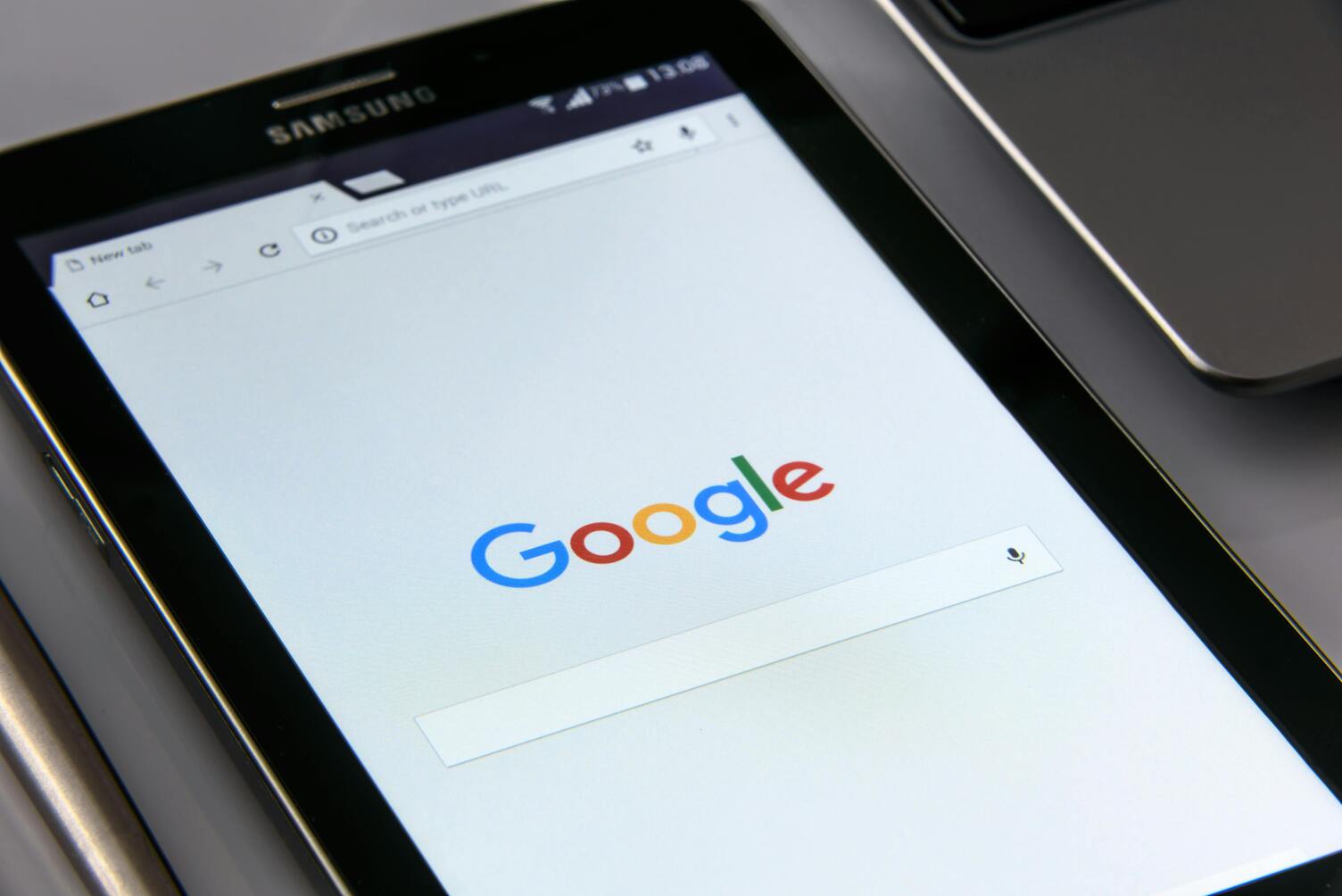 Samsung-Tablet mit geöffneter Google-Startseite auf weißem Benutzeroberflächenhintergrund 