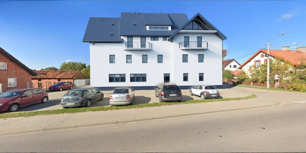 Fotomontage eines Fassadenentwurfs für ein Wohngebäude mit dunklem Dach und modernen, graphitfarbenen Fenstern