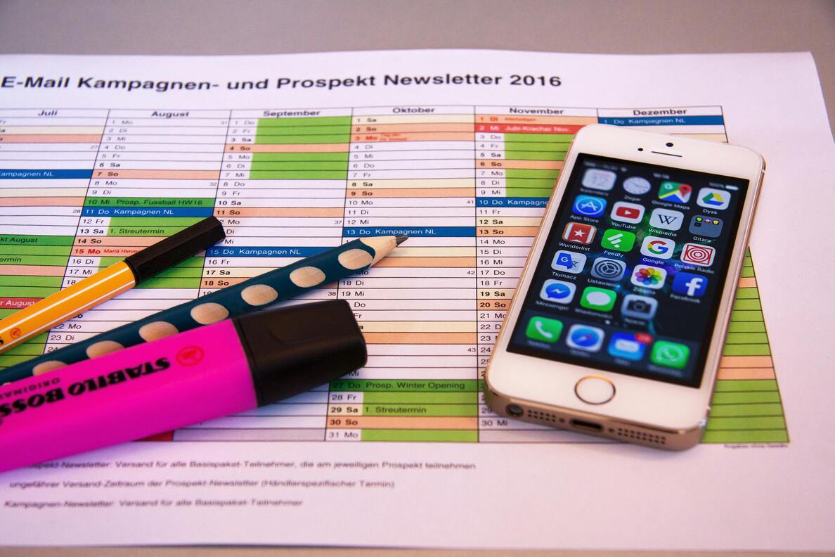 wlaczony-iphone-5-kalendarz-newsletter.jpg